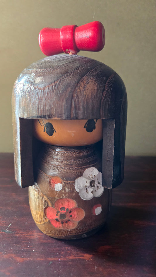 Kokeshi créative moderne 🌸 — nœud rouge sculpté