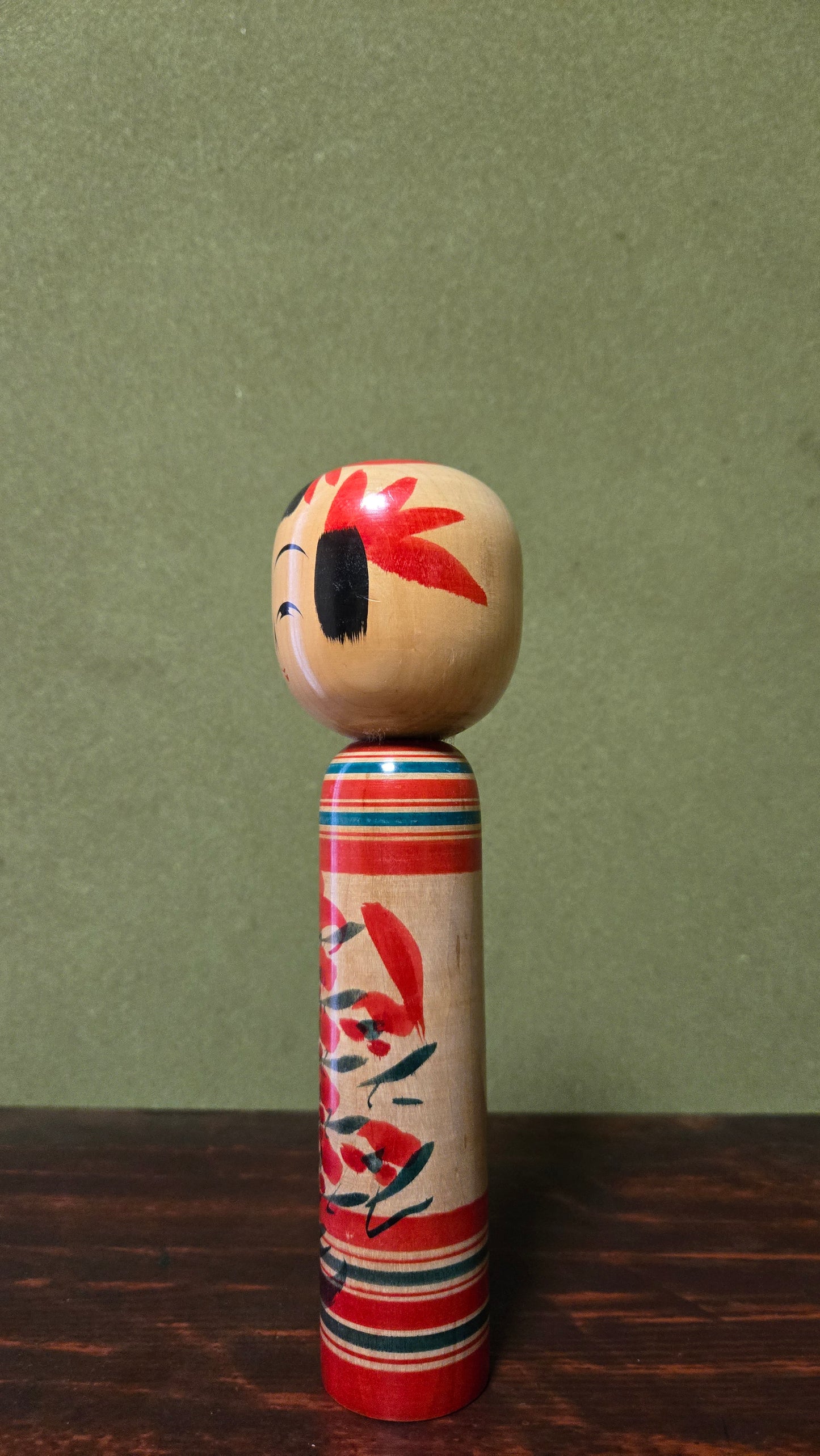Kokeshi traditionnelle style Tōgatta 🍁 — feuilles d'érable rouge et vert