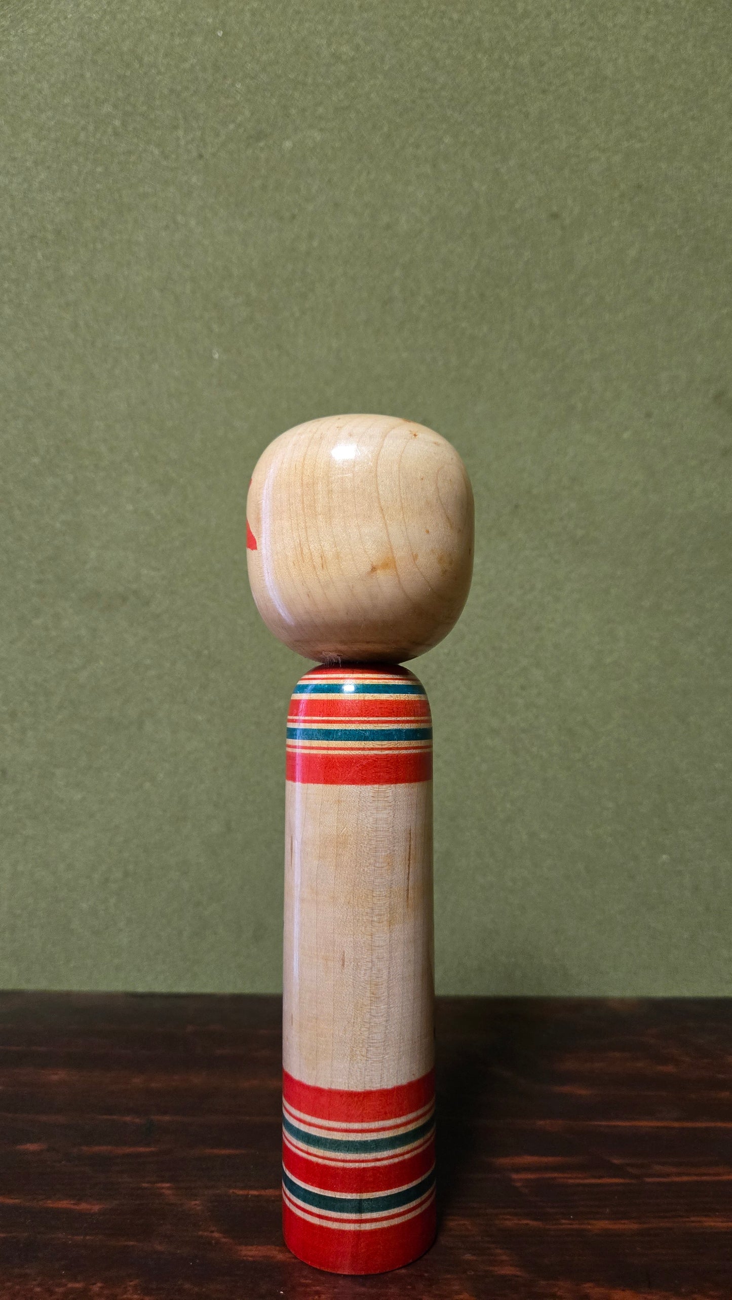 Kokeshi traditionnelle style Tōgatta 🍁 — feuilles d'érable rouge et vert