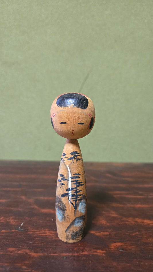Kokeshi créative littéraire 🌲 — paysage de pins et rochers