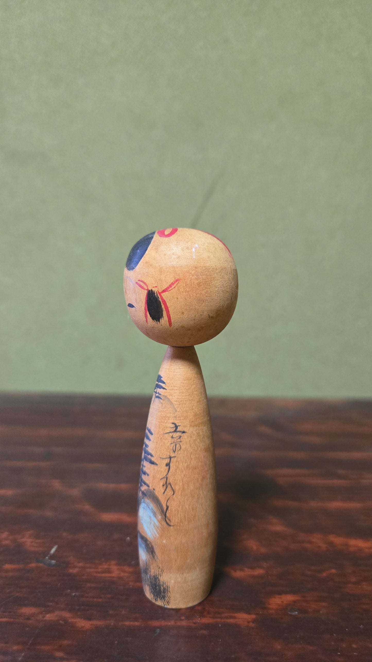 Kokeshi créative littéraire 🌲 — paysage de pins et rochers