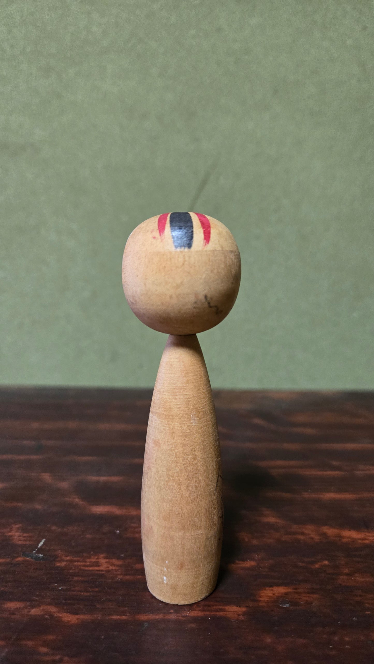 Kokeshi créative littéraire 🌲 — paysage de pins et rochers