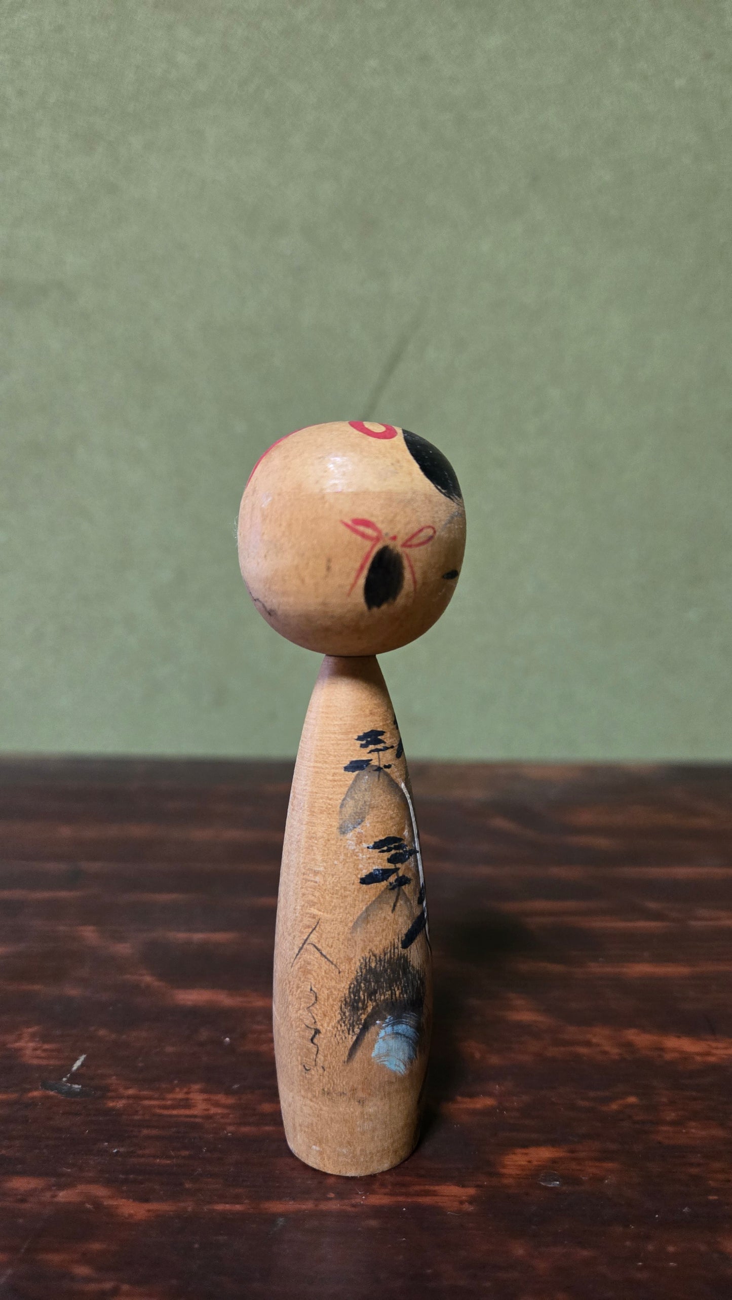 Kokeshi créative littéraire 🌲 — paysage de pins et rochers