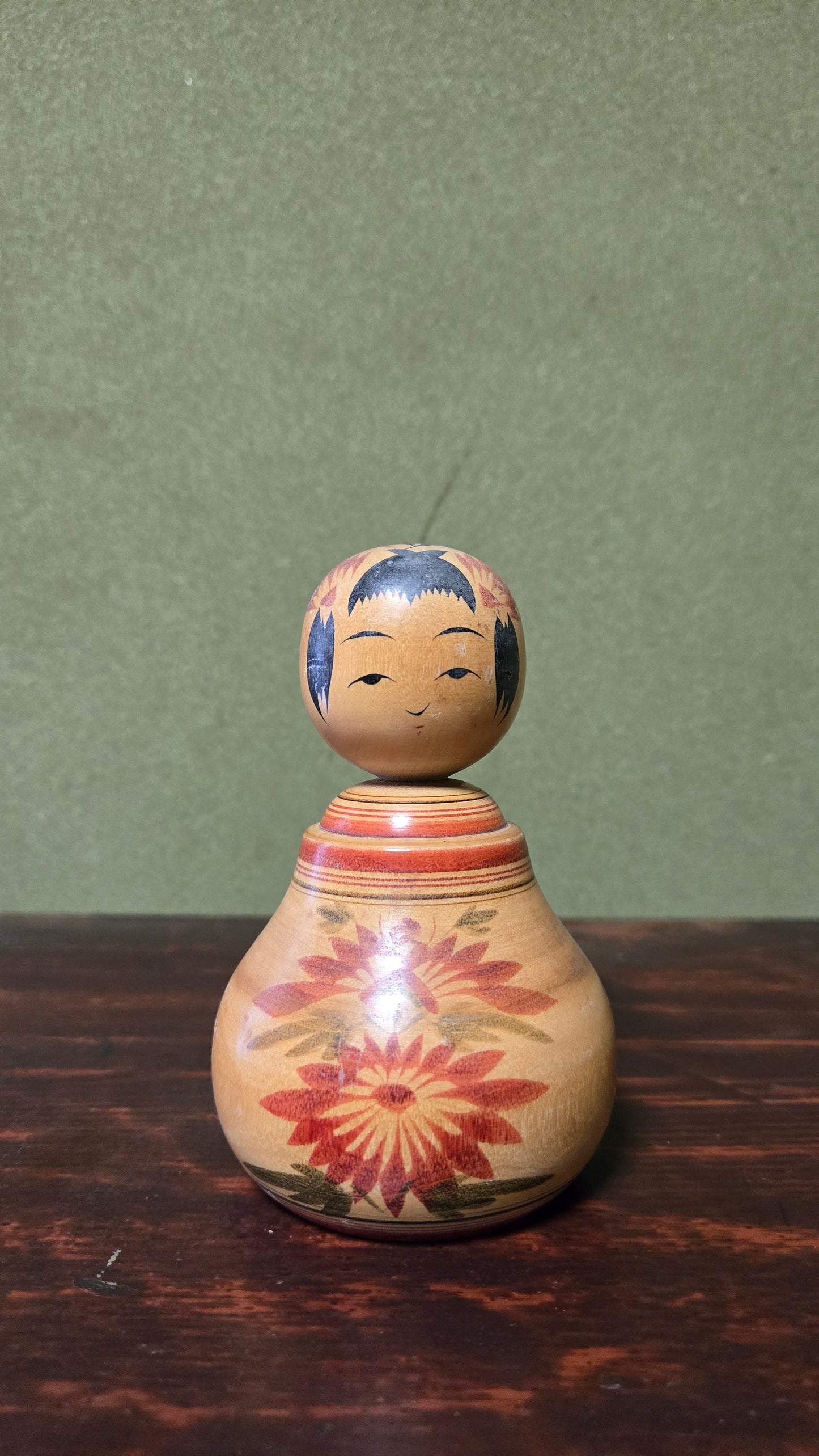 Kokeshi traditionnelle style Yajirō 🌸 — corps en gourde, chrysanthèmes rouge et vert, bois ocre, 11 cm