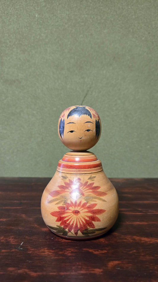 Kokeshi traditionnelle style Yajirō 🌸 — corps en gourde, chrysanthèmes rouge et vert, bois ocre, 11 cm