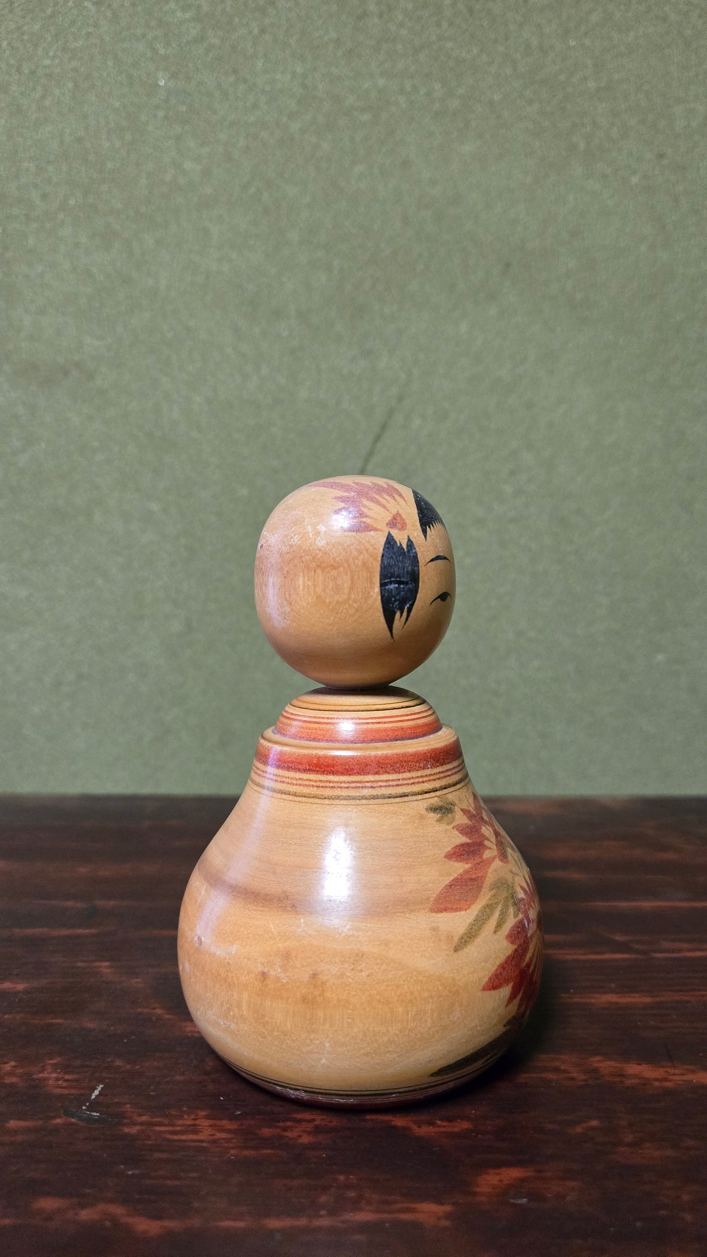 Kokeshi traditionnelle style Yajirō 🌸 — corps en gourde, chrysanthèmes rouge et vert, bois ocre, 11 cm