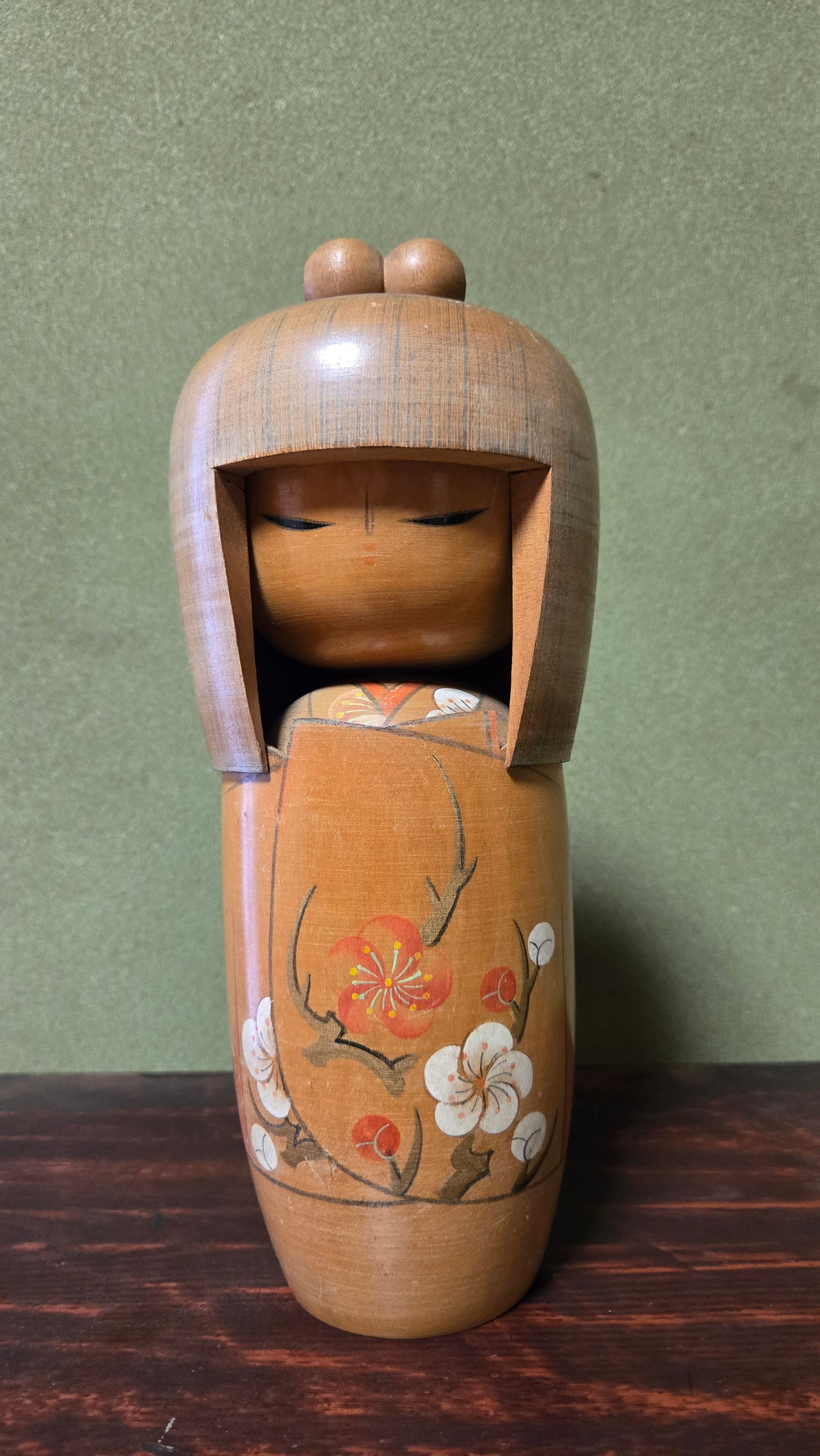 Kokeshi créative signée et datée 1971 🌸 — fleurs de prunier, chevelure sculptée, bois ocre, 26 cm