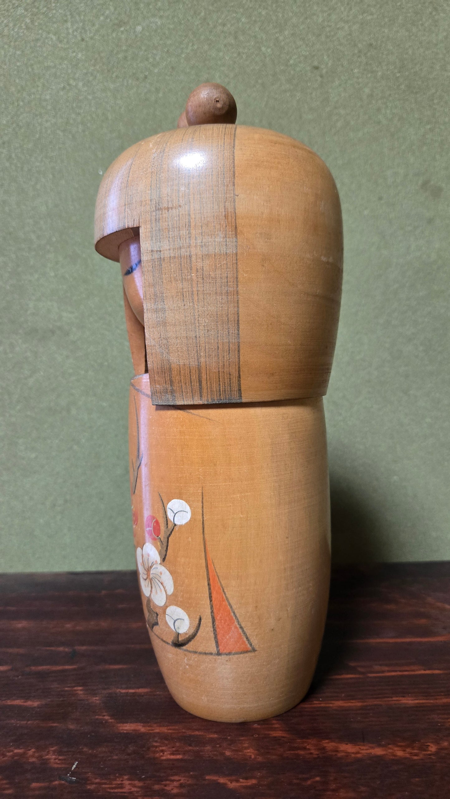 Kokeshi créative signée et datée 1971 🌸 — fleurs de prunier, chevelure sculptée, bois ocre, 26 cm