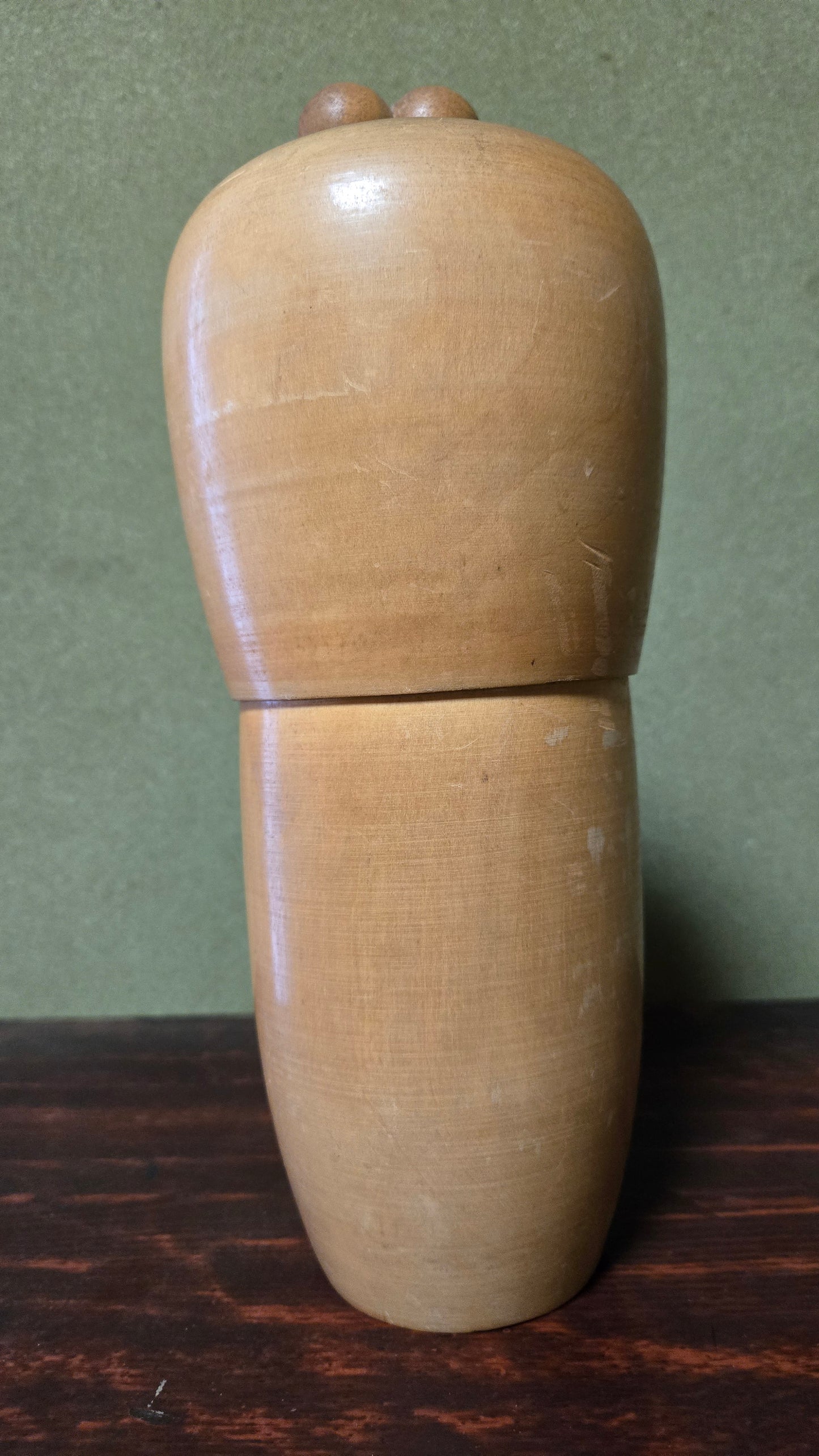 Kokeshi créative signée et datée 1971 🌸 — fleurs de prunier, chevelure sculptée, bois ocre, 26 cm