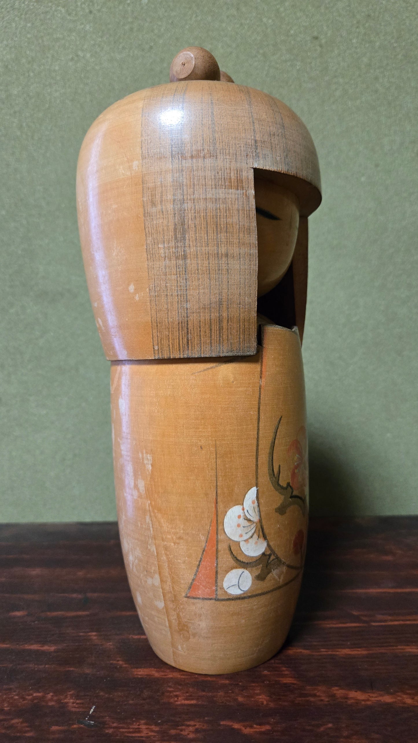Kokeshi créative signée et datée 1971 🌸 — fleurs de prunier, chevelure sculptée, bois ocre, 26 cm