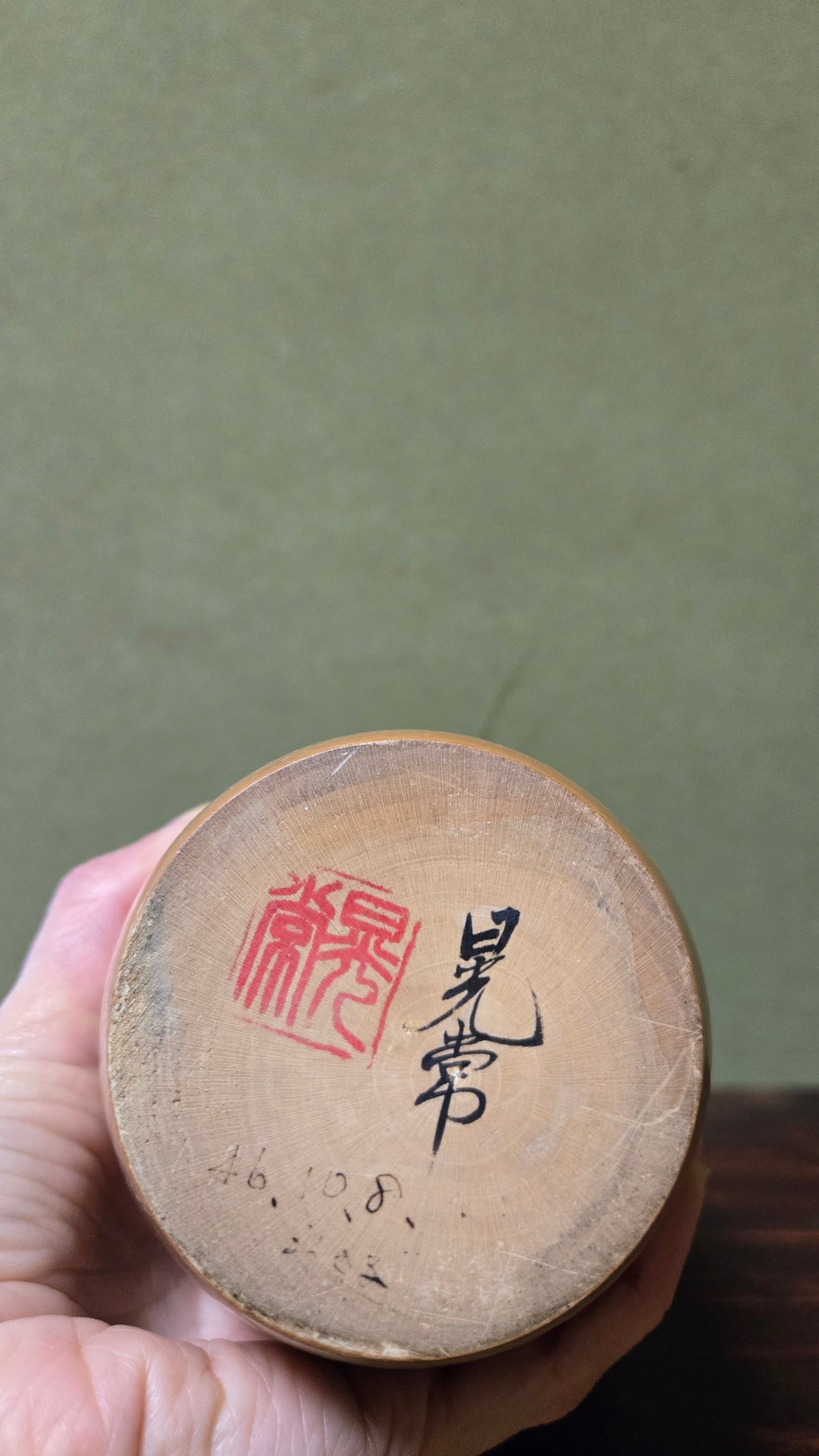 Kokeshi créative signée et datée 1971 🌸 — fleurs de prunier, chevelure sculptée, bois ocre, 26 cm