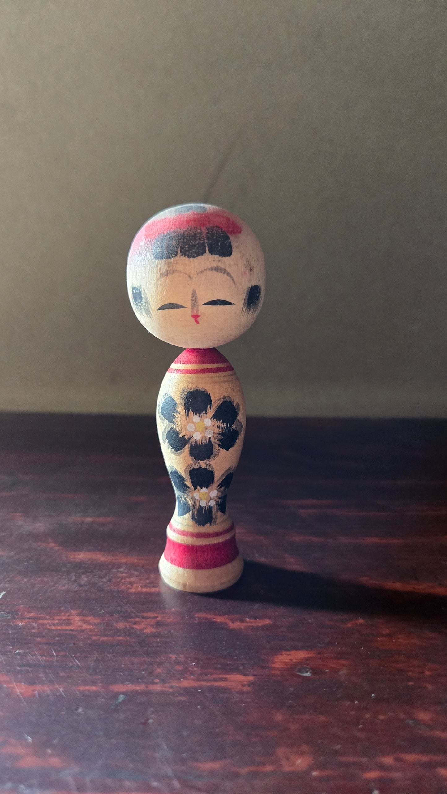 Mini kokeshi traditionnelle 🌸 — fleurs noires à cœur blan
