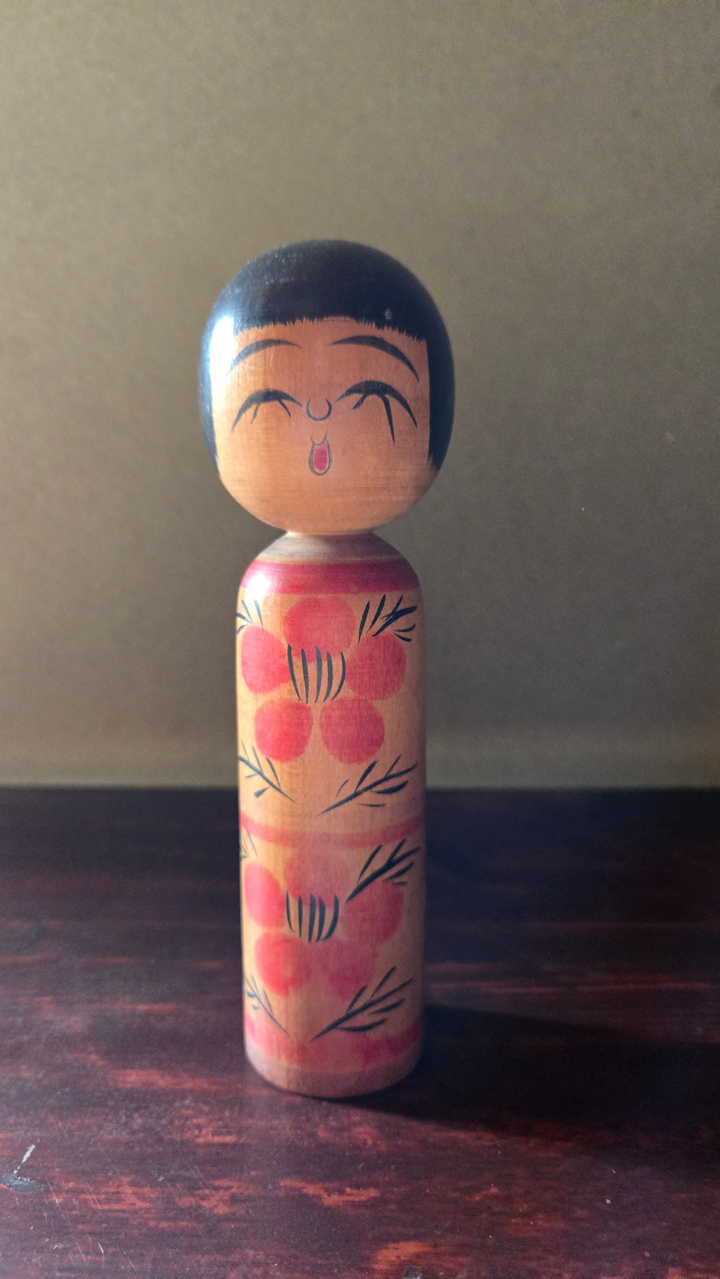 Kokeshi créative signée Mōri Senzō 🌸 — pivoines rouges