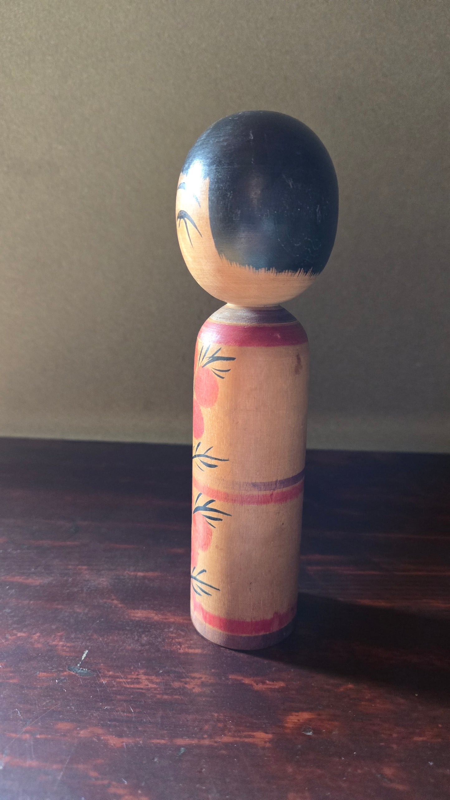Kokeshi créative signée Mōri Senzō 🌸 — pivoines rouges