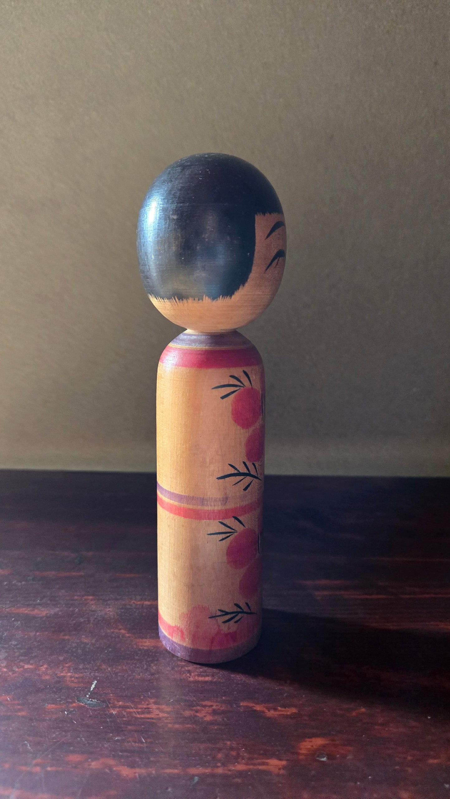 Kokeshi créative signée Mōri Senzō 🌸 — pivoines rouges