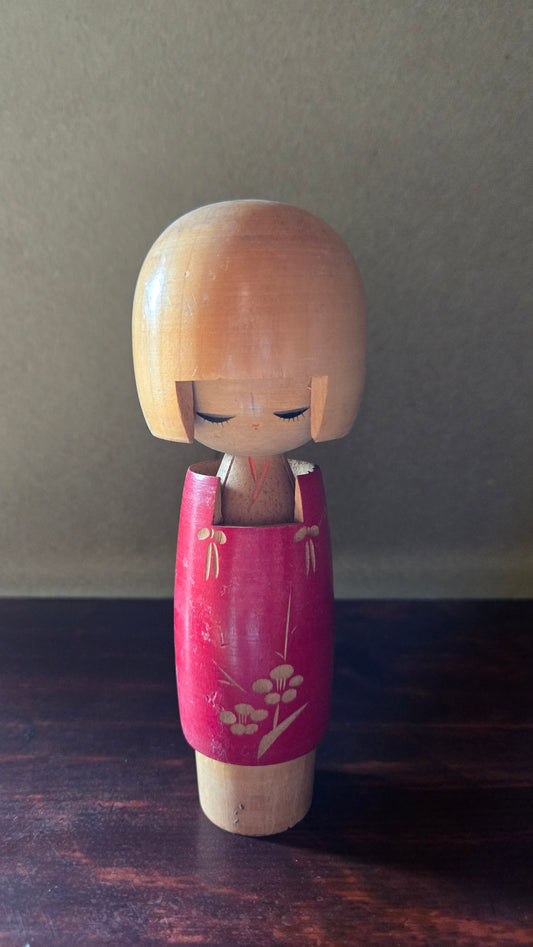 Kokeshi créative style Kijiyama 🌸 — manches rouges à fleurs dorées, bois naturel, 20 cm