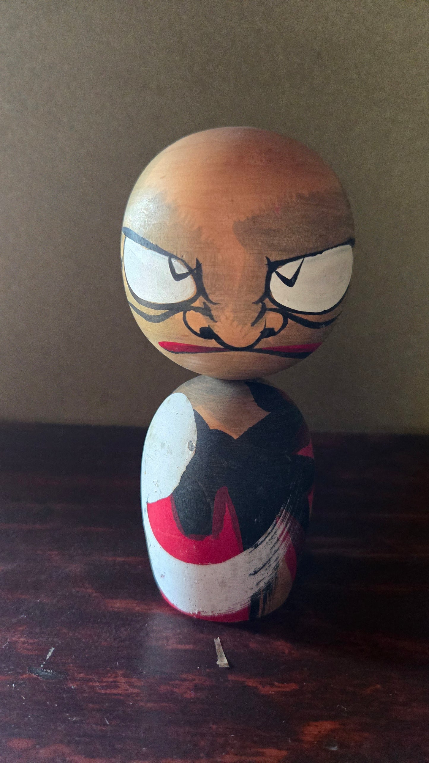 Kokeshi Daruma 🎭 — flammes rouge et noir, visage kumadori, signée, 15 cm