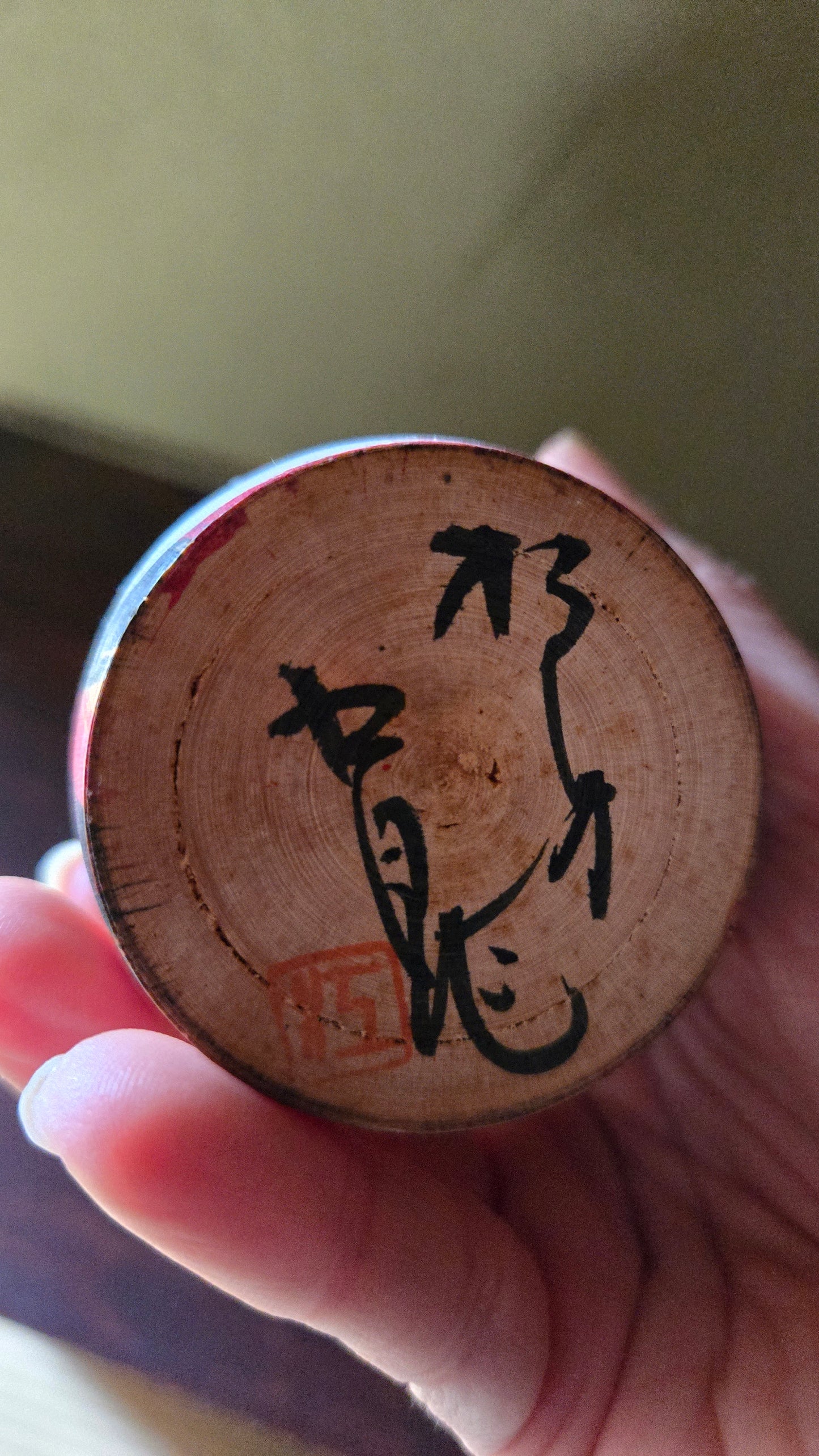 Kokeshi Daruma 🎭 — flammes rouge et noir, visage kumadori, signée, 15 cm