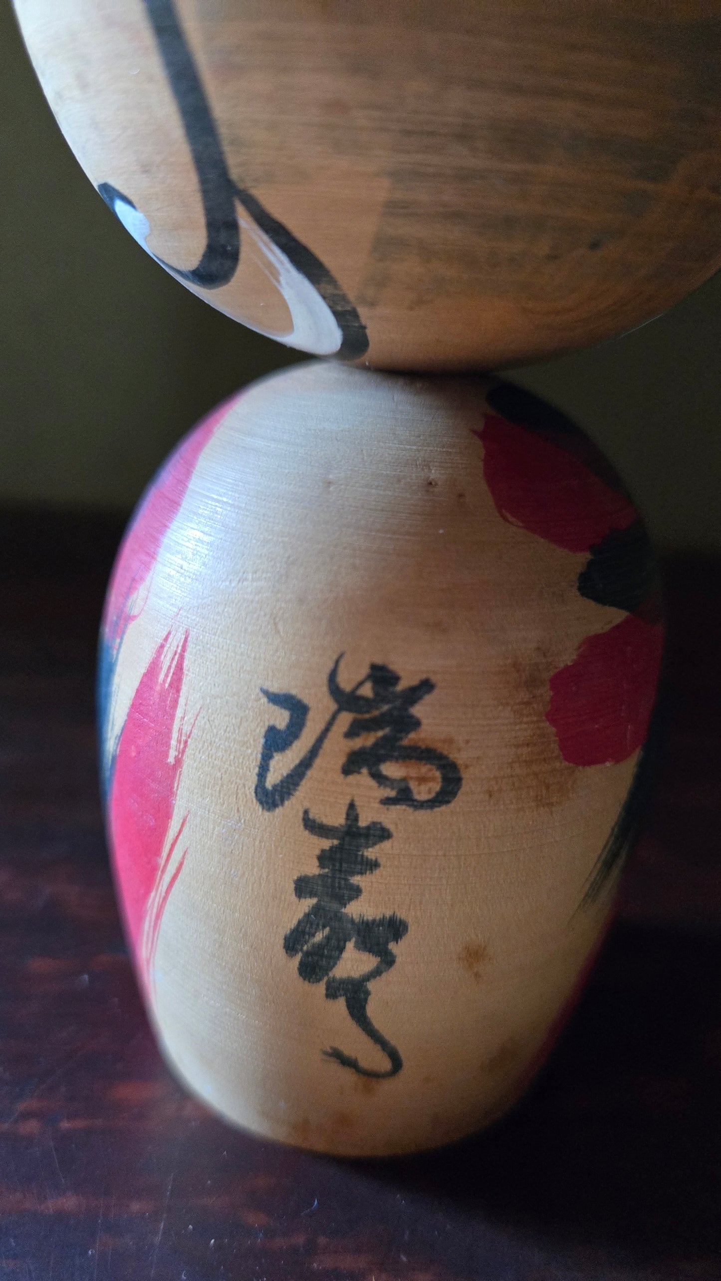 Kokeshi Daruma 🎭 — flammes rouge et noir, visage kumadori, signée, 15 cm