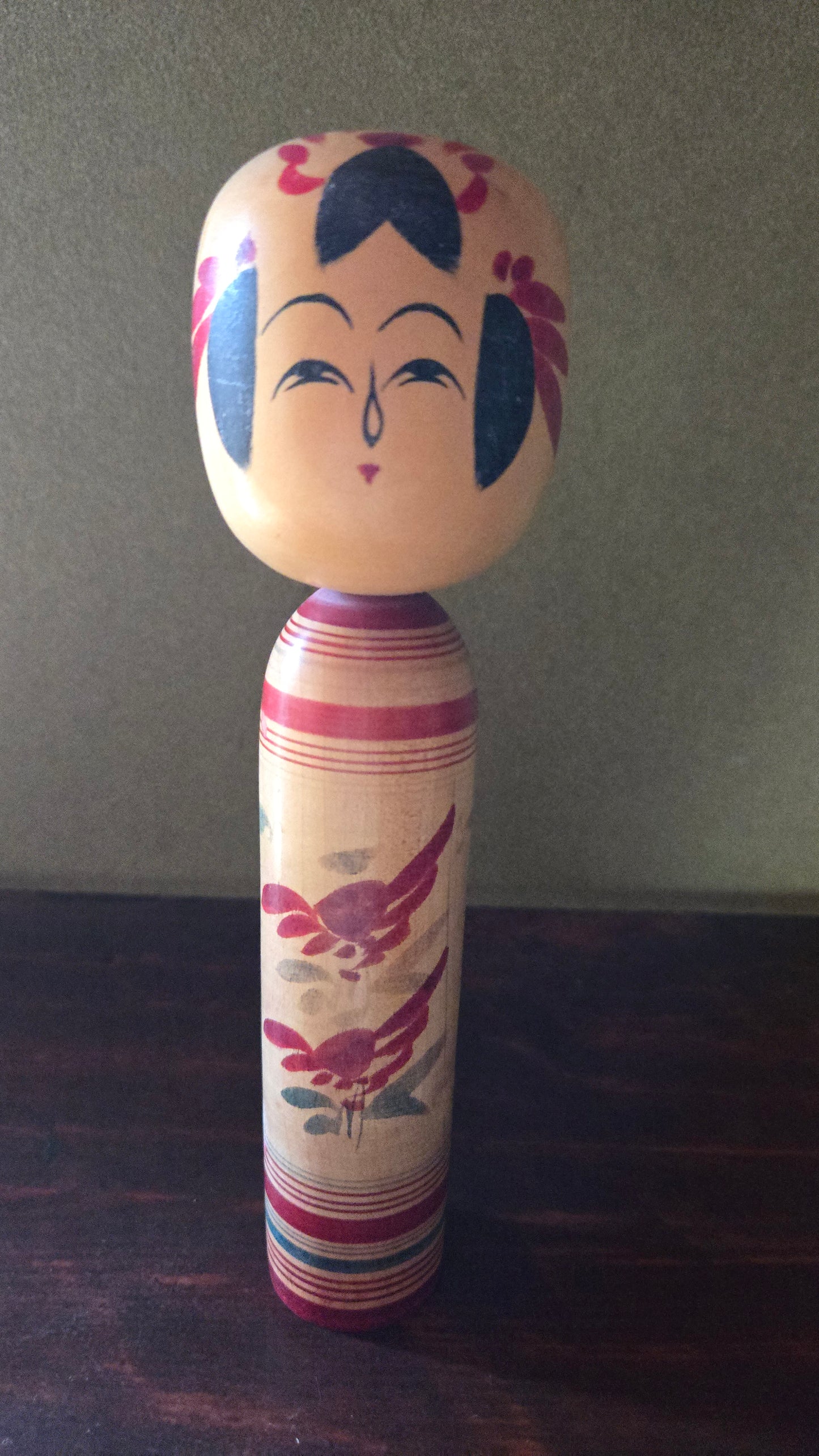 Kokeshi traditionnelle style Tsuchiyu 🌸 — chrysanthèmes rouge et bleu-gris