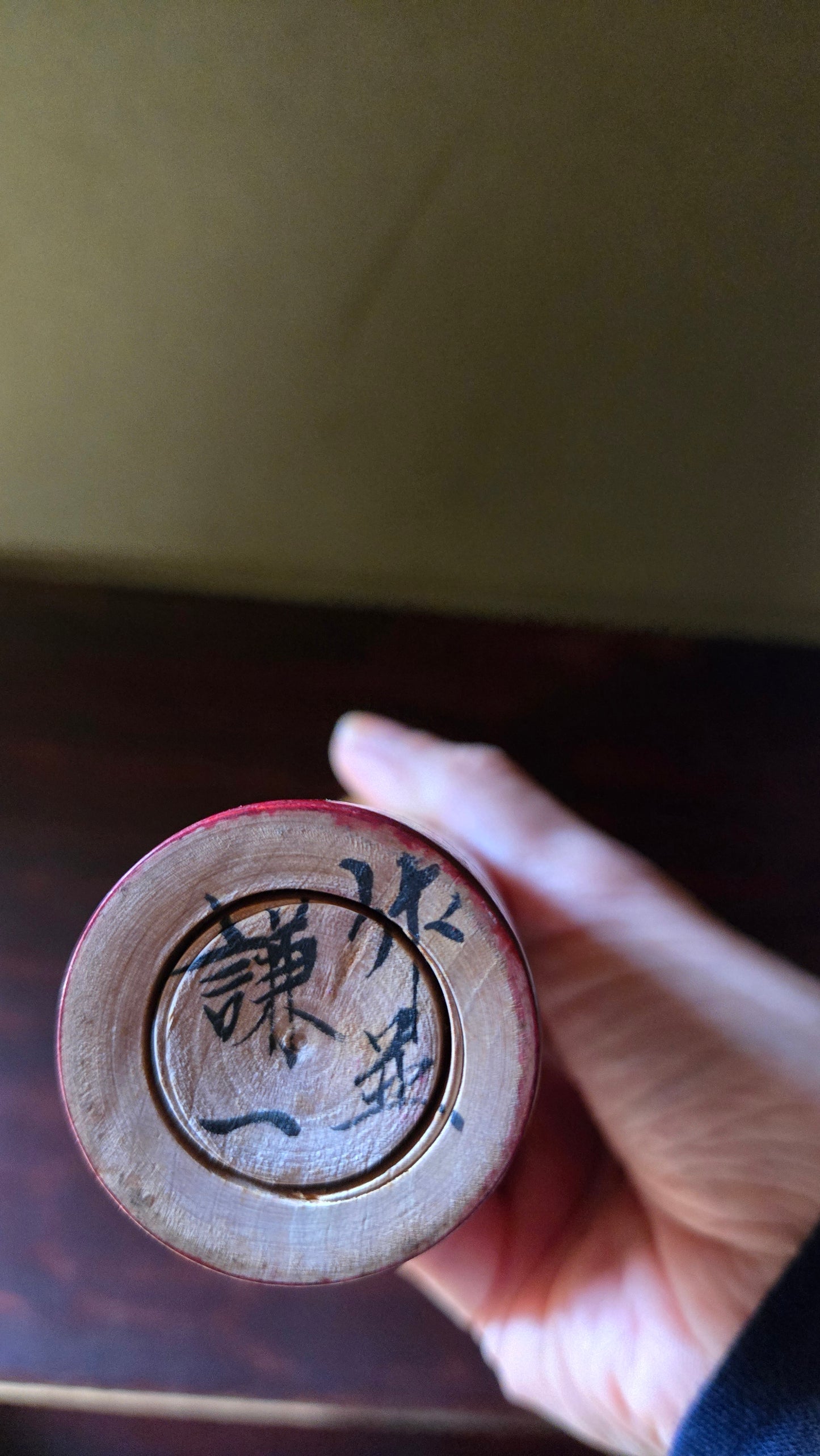 Kokeshi traditionnelle style Tsuchiyu 🌸 — chrysanthèmes rouge et bleu-gris