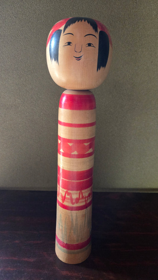 Kokeshi traditionnelle style Togatta 🌸 — bandes rouges et motifs géométriques