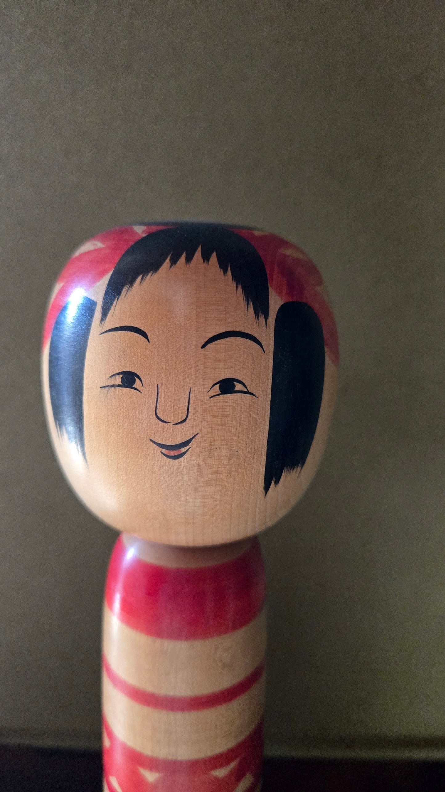 Kokeshi traditionnelle style Togatta 🌸 — bandes rouges et motifs géométriques