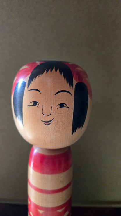 Kokeshi traditionnelle style Togatta 🌸 — bandes rouges et motifs géométriques