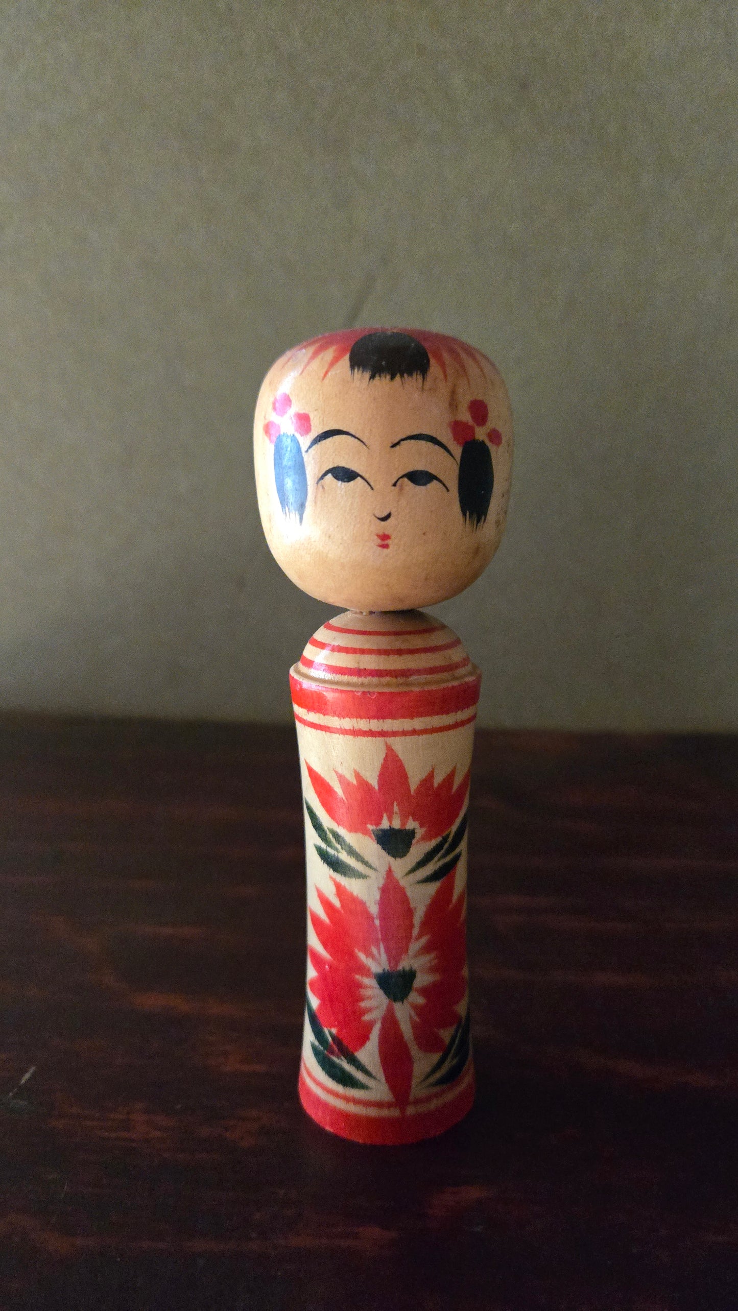 Kokeshi traditionnelle style Naruko 🌸 — chrysanthèmes rouge et vert, petite taille, 12 cm