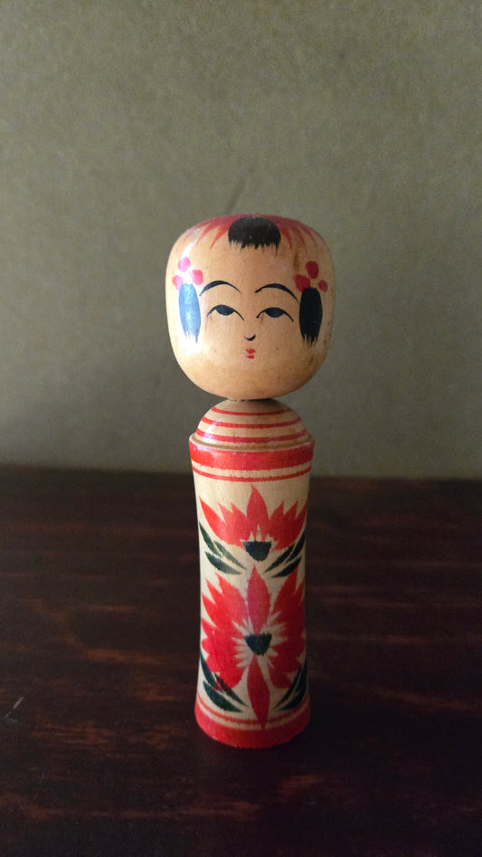 Kokeshi traditionnelle style Naruko 🌸 — chrysanthèmes rouge et vert, petite taille, 12 cm