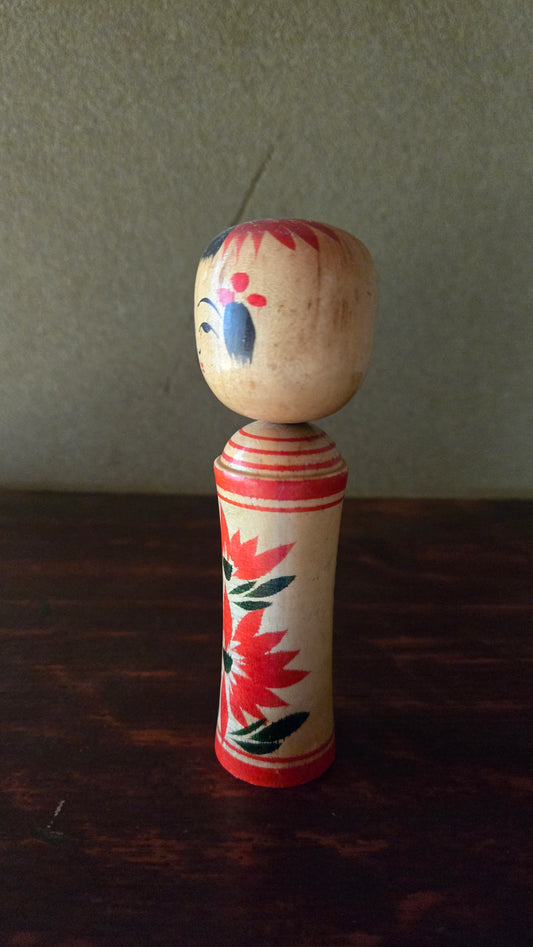 Kokeshi traditionnelle style Naruko 🌸 — chrysanthèmes rouge et vert, petite taille, 12 cm