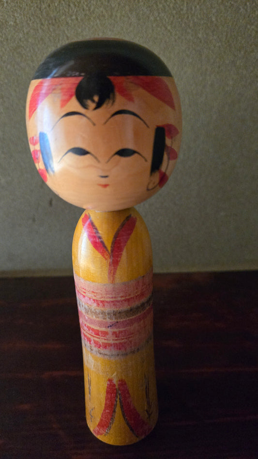 : Kokeshi traditionnelle style Yamagata 🌸 - volutes rouge vif, signée Kaiichi