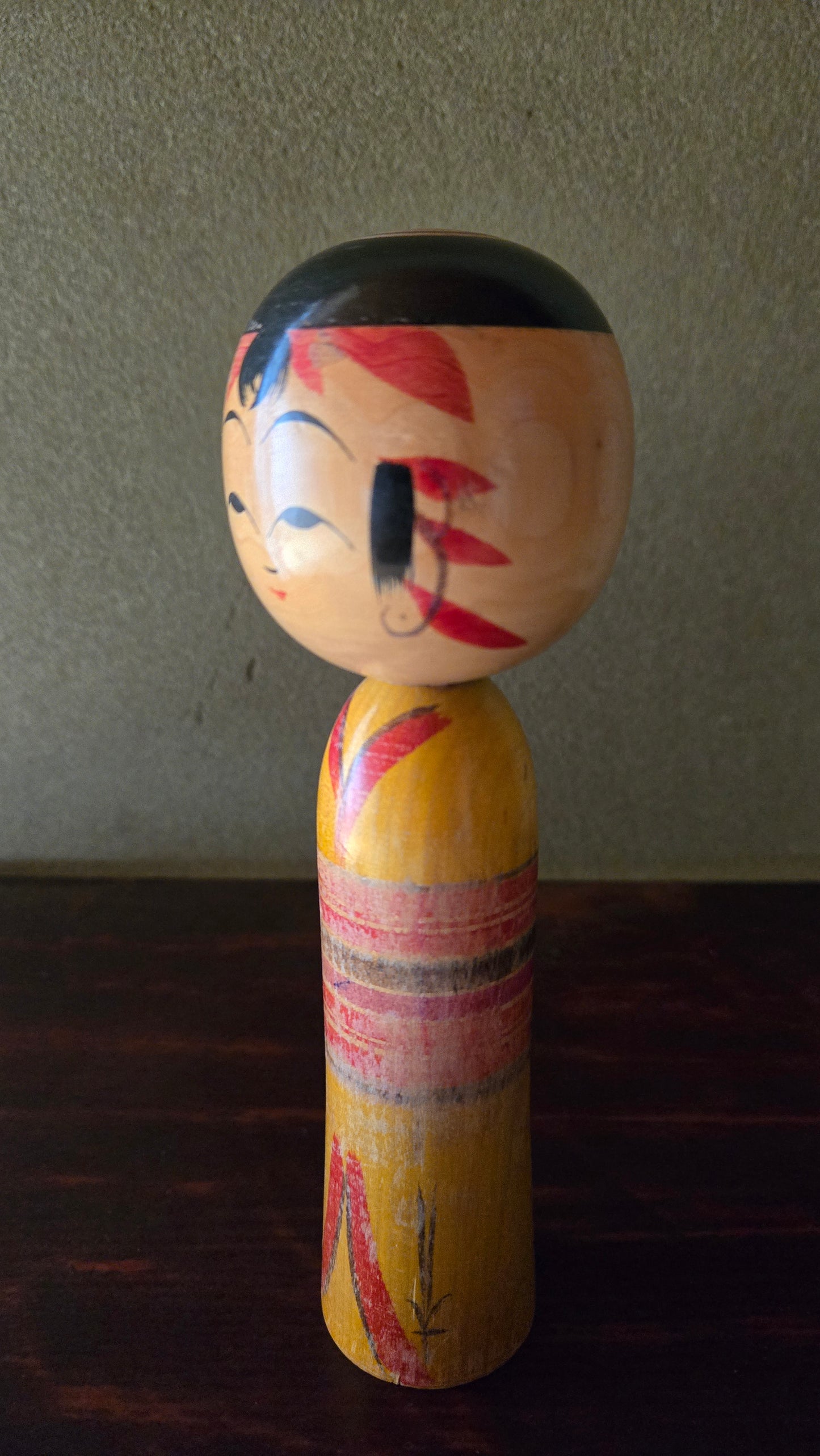 : Kokeshi traditionnelle style Yamagata 🌸 - volutes rouge vif, signée Kaiichi