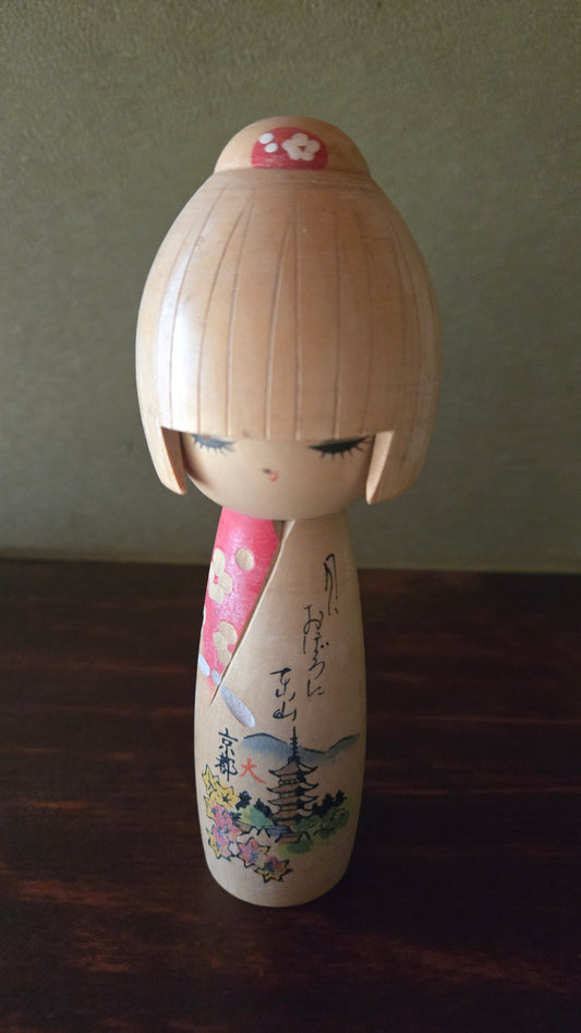 Kokeshi souvenir de Kyoto 🌸 — pagode, érables d'automne et chanson de Gion, 16 cm