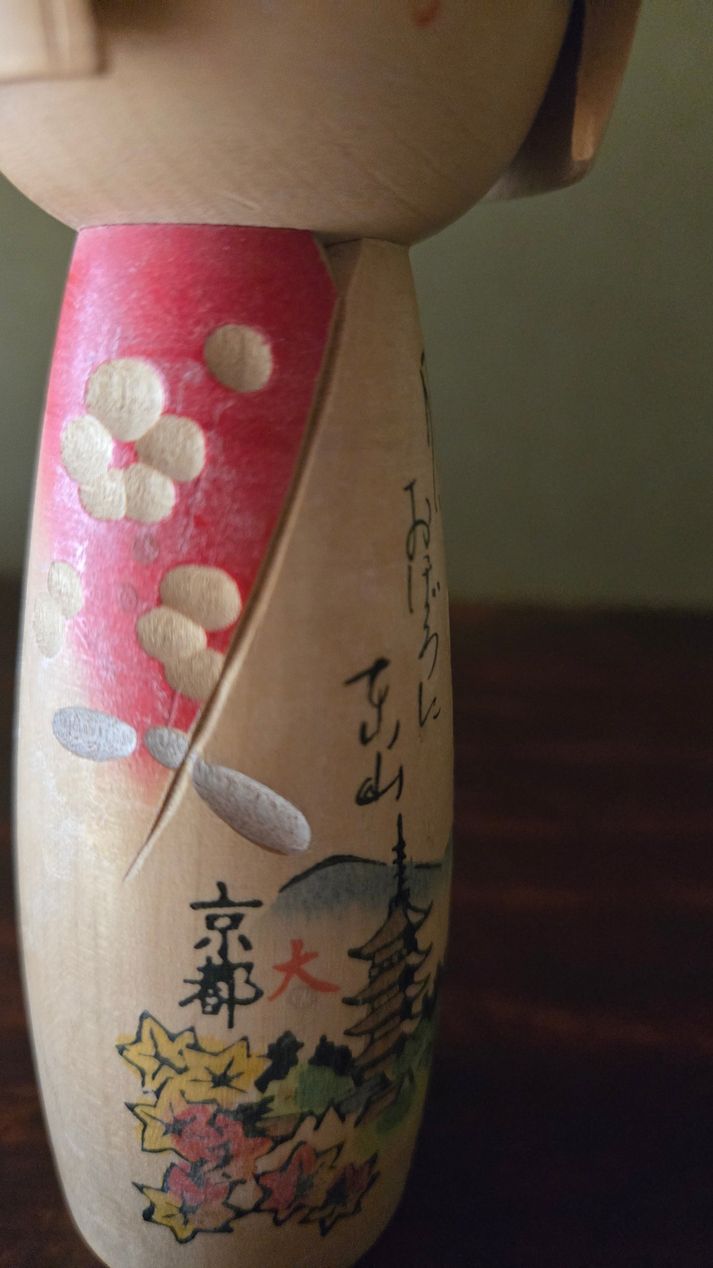 Kokeshi souvenir de Kyoto 🌸 — pagode, érables d'automne et chanson de Gion, 16 cm