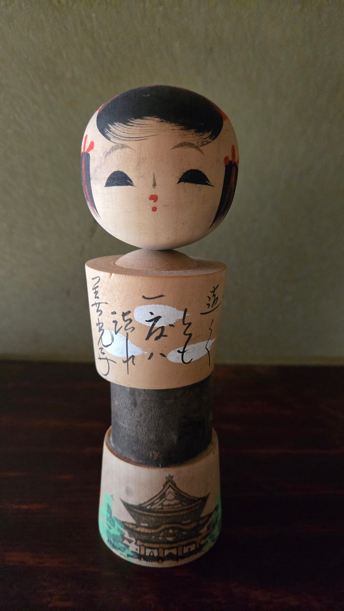 Kokeshi créative sosaku 🌸 — temple, calligraphie poétique et nuages, corps segmenté, 17 cm