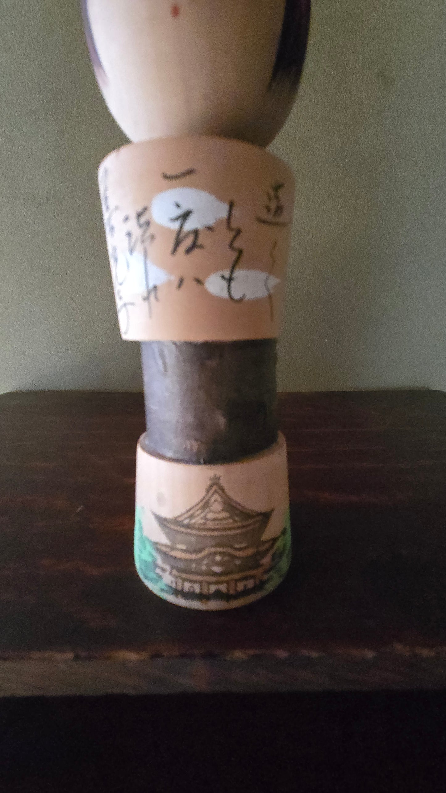 Kokeshi créative sosaku 🌸 — temple, calligraphie poétique et nuages, corps segmenté, 17 cm