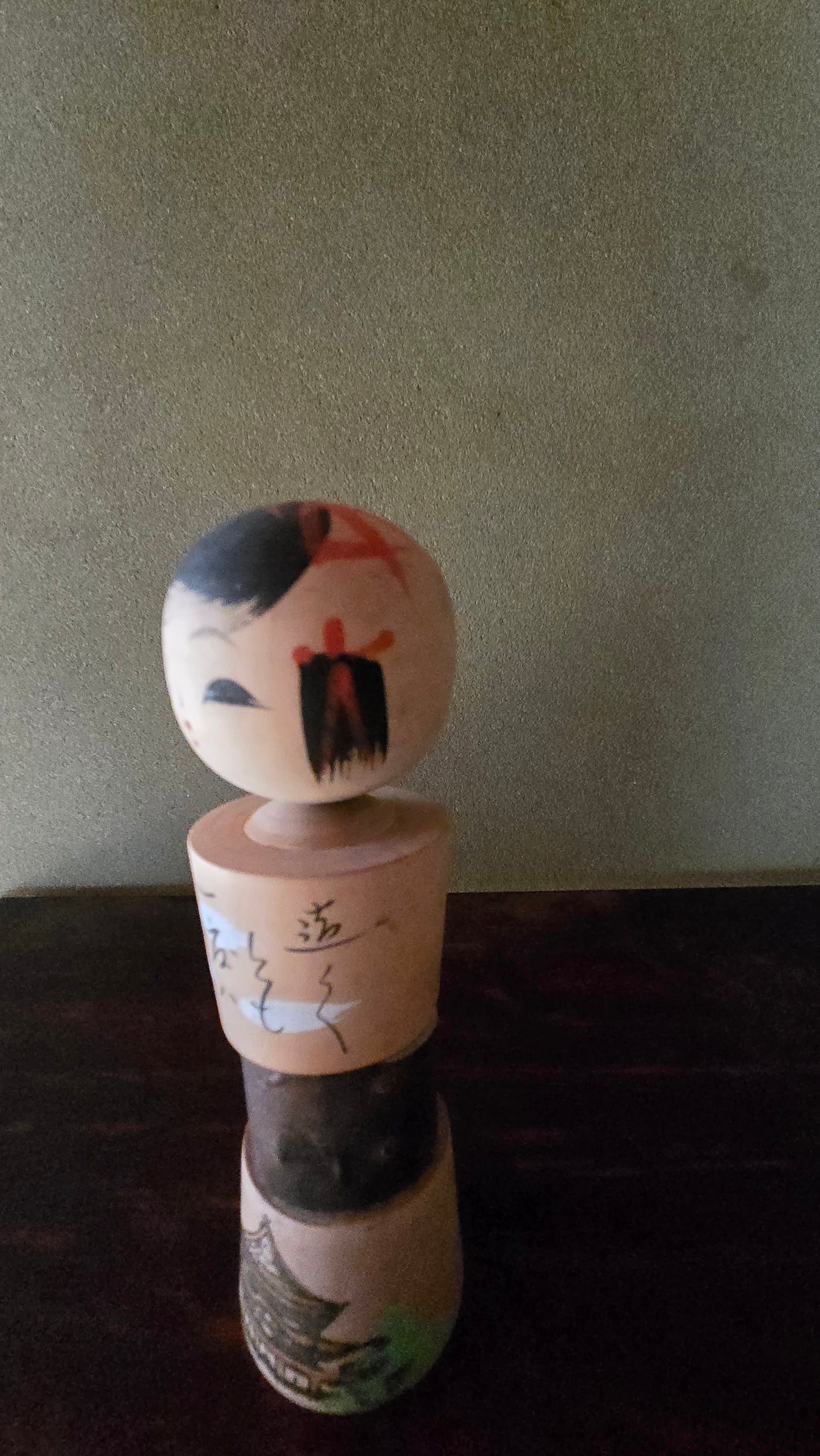 Kokeshi créative sosaku 🌸 — temple, calligraphie poétique et nuages, corps segmenté, 17 cm