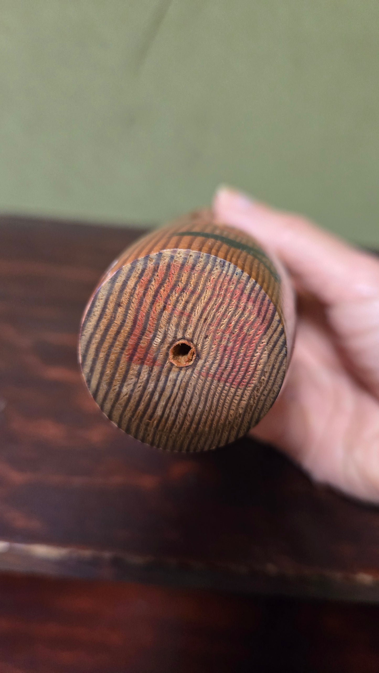 Figurine japonaise en bois veiné 🌸 — prunier rouge et blanc, chignon sculpté