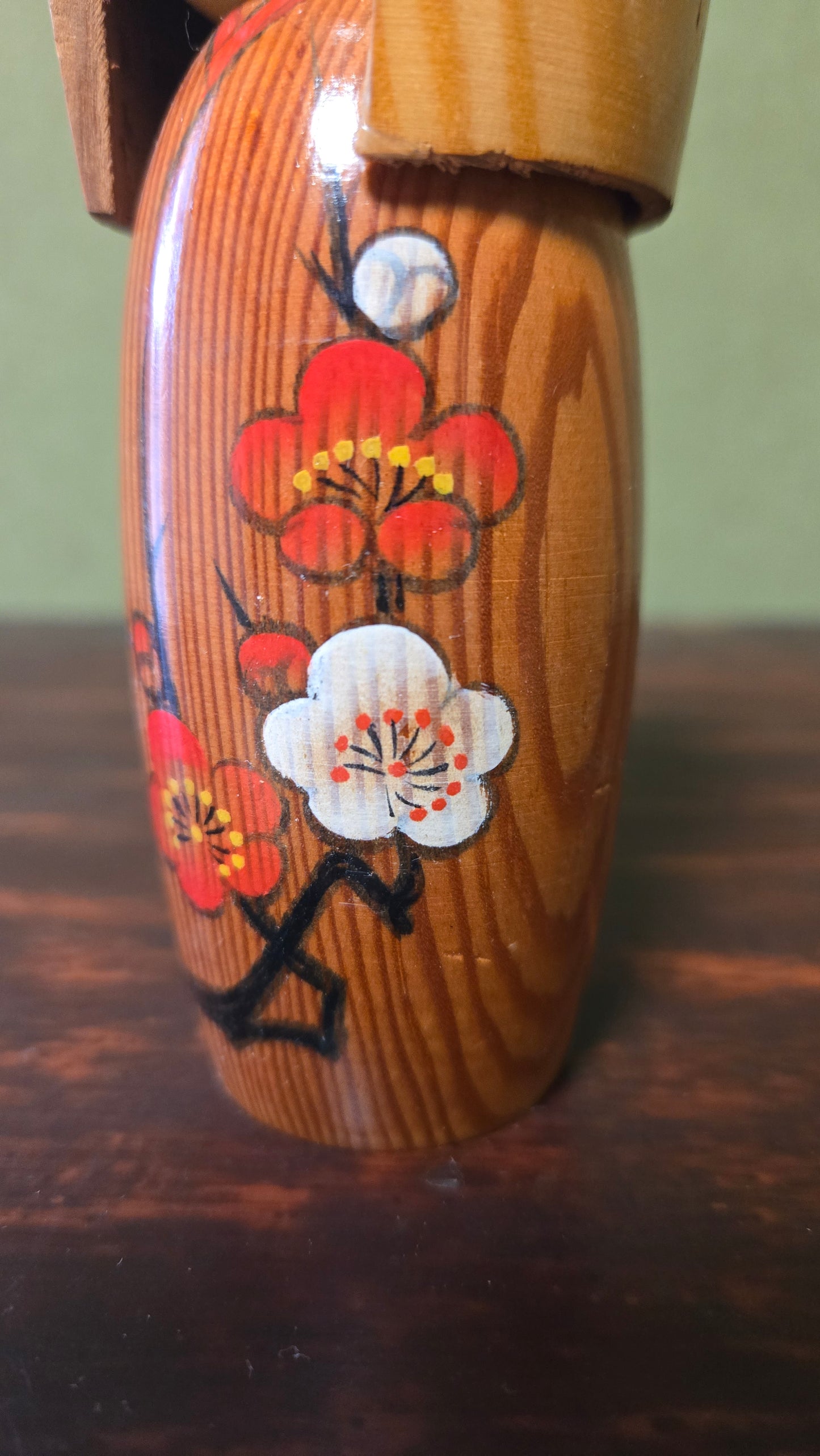 Figurine japonaise en bois veiné 🌸 — prunier rouge et blanc, chignon sculpté
