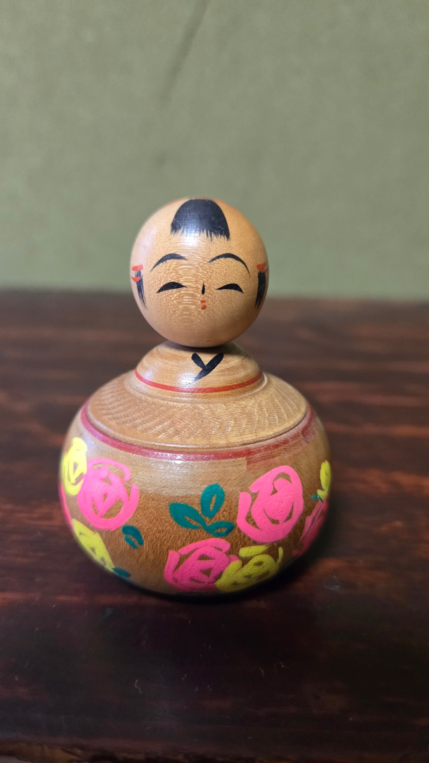 Kokeshi traditionnelle corps sphérique 🌸 — roses roses et jaunes, miniature