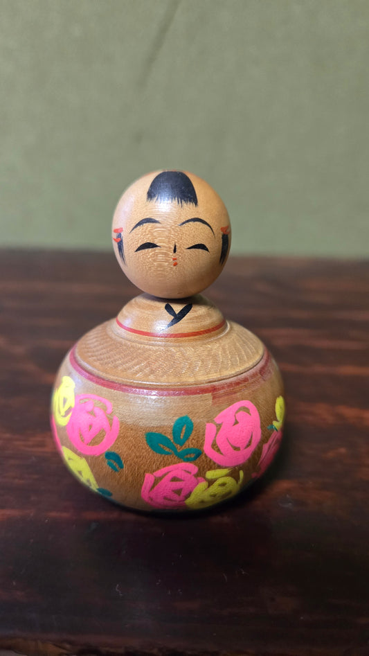 Kokeshi traditionnelle corps sphérique 🌸 — roses roses et jaunes, miniature