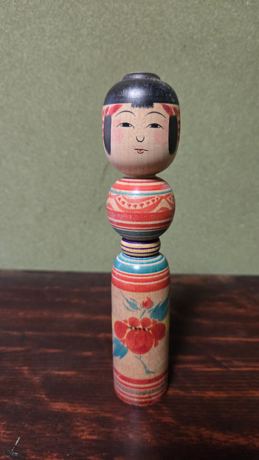 Kokeshi traditionnelle style Tsugaru — Nuruyu 🌸 — fleurs rouge et turquoise, signée Honma