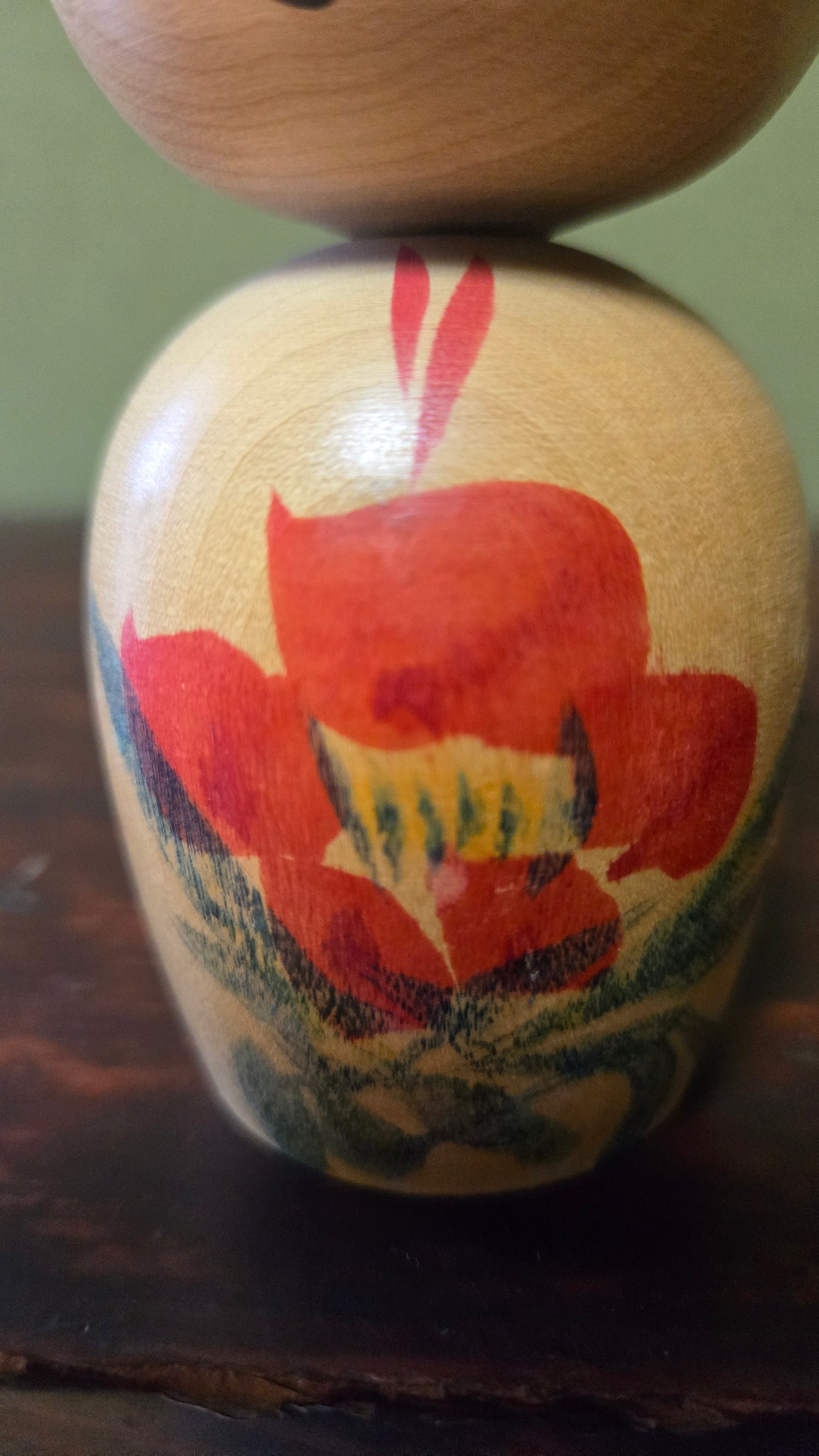 Kokeshi créative sosaku 🌸 — iris rouge, corps ovoïde, atelier 萩庵, datée 24 octobre 1983