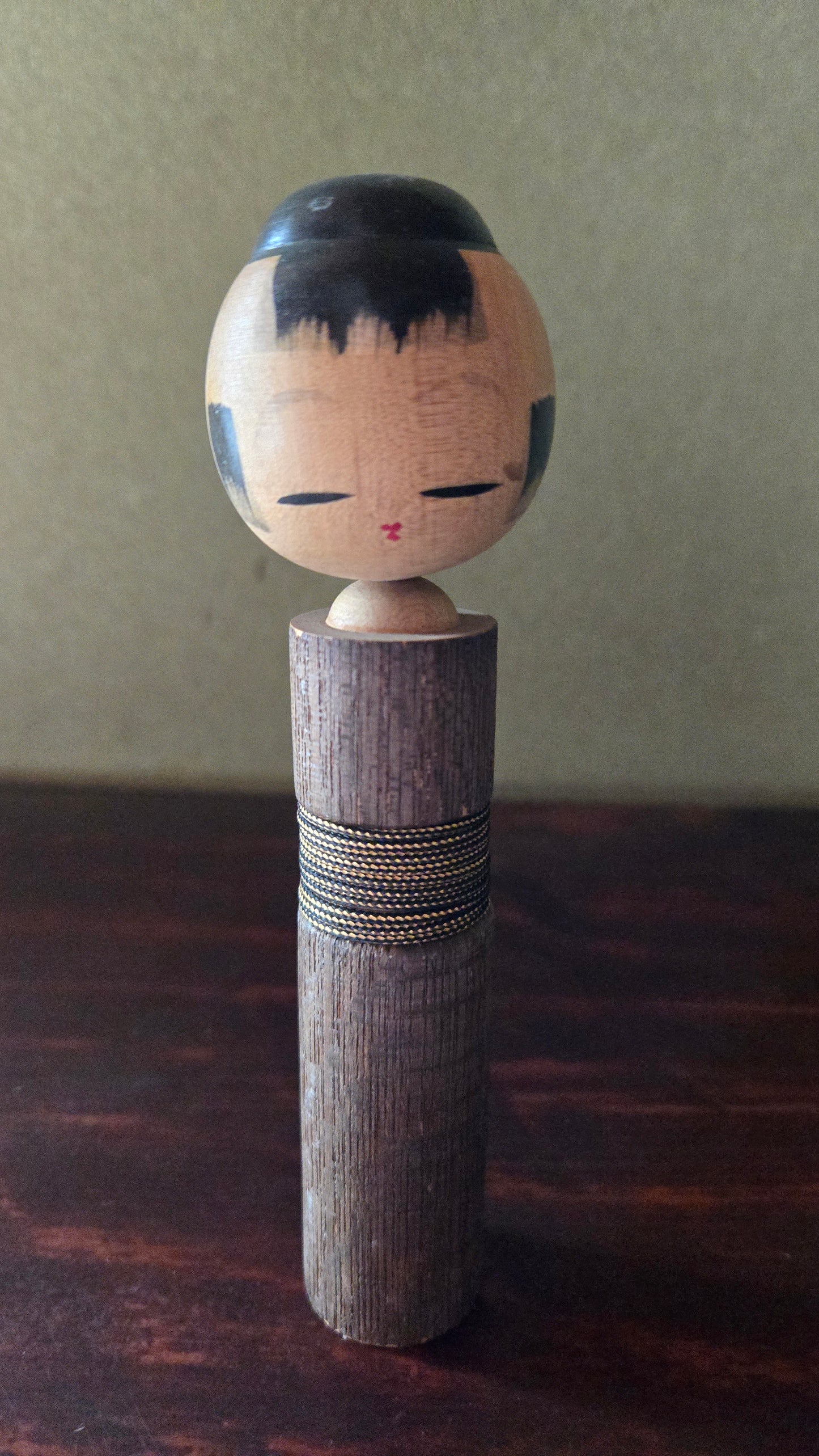 Kokeshi sōsaku 🖤 — bois grisé naturel & cordelette dorée, visage épuré, signée Mori, 15 cm