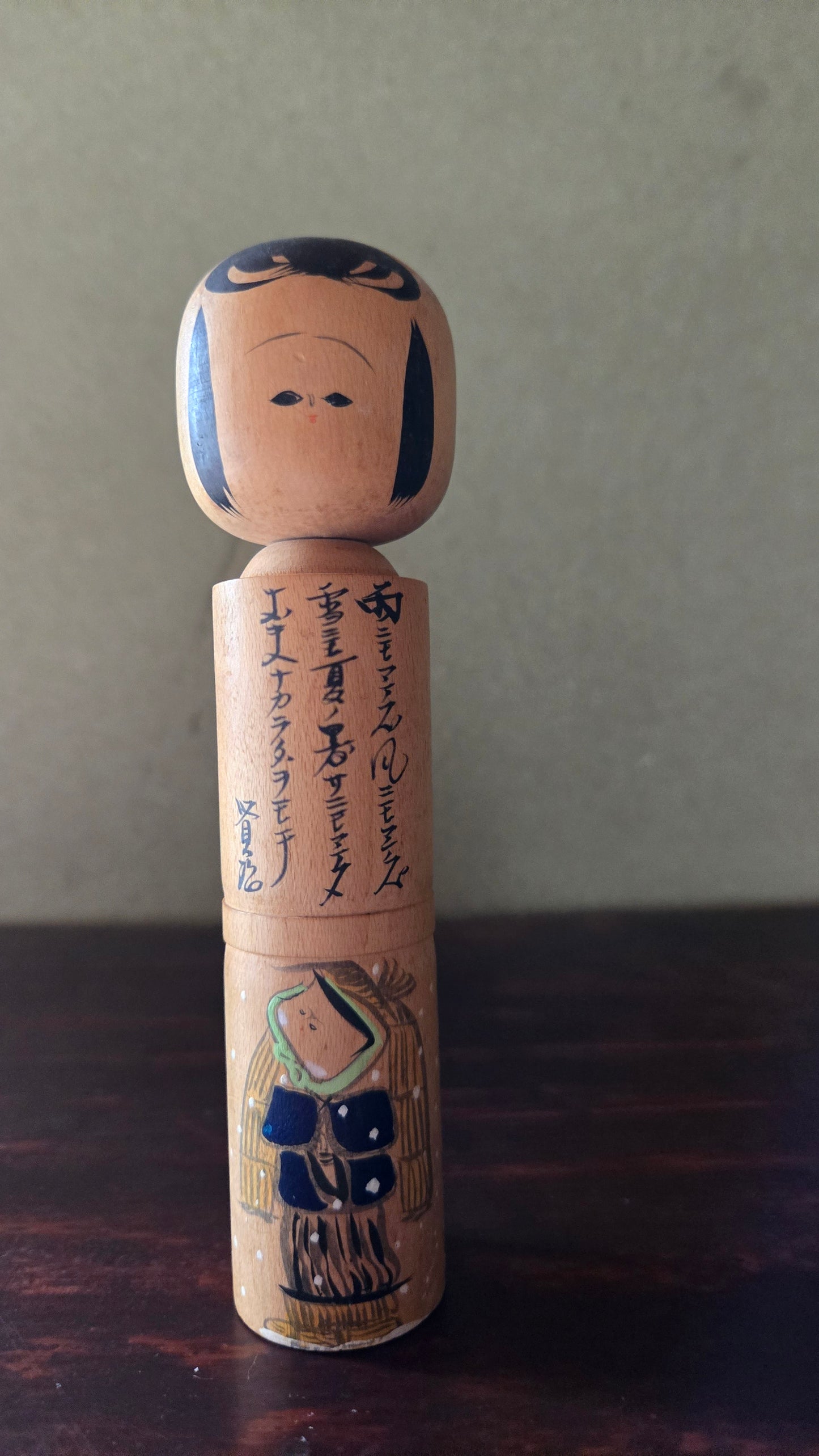 Kokeshi sōsaku 🌨️ — femme au mino dans la neige, poème calligraphié, signée Kanafuji, 14 cm