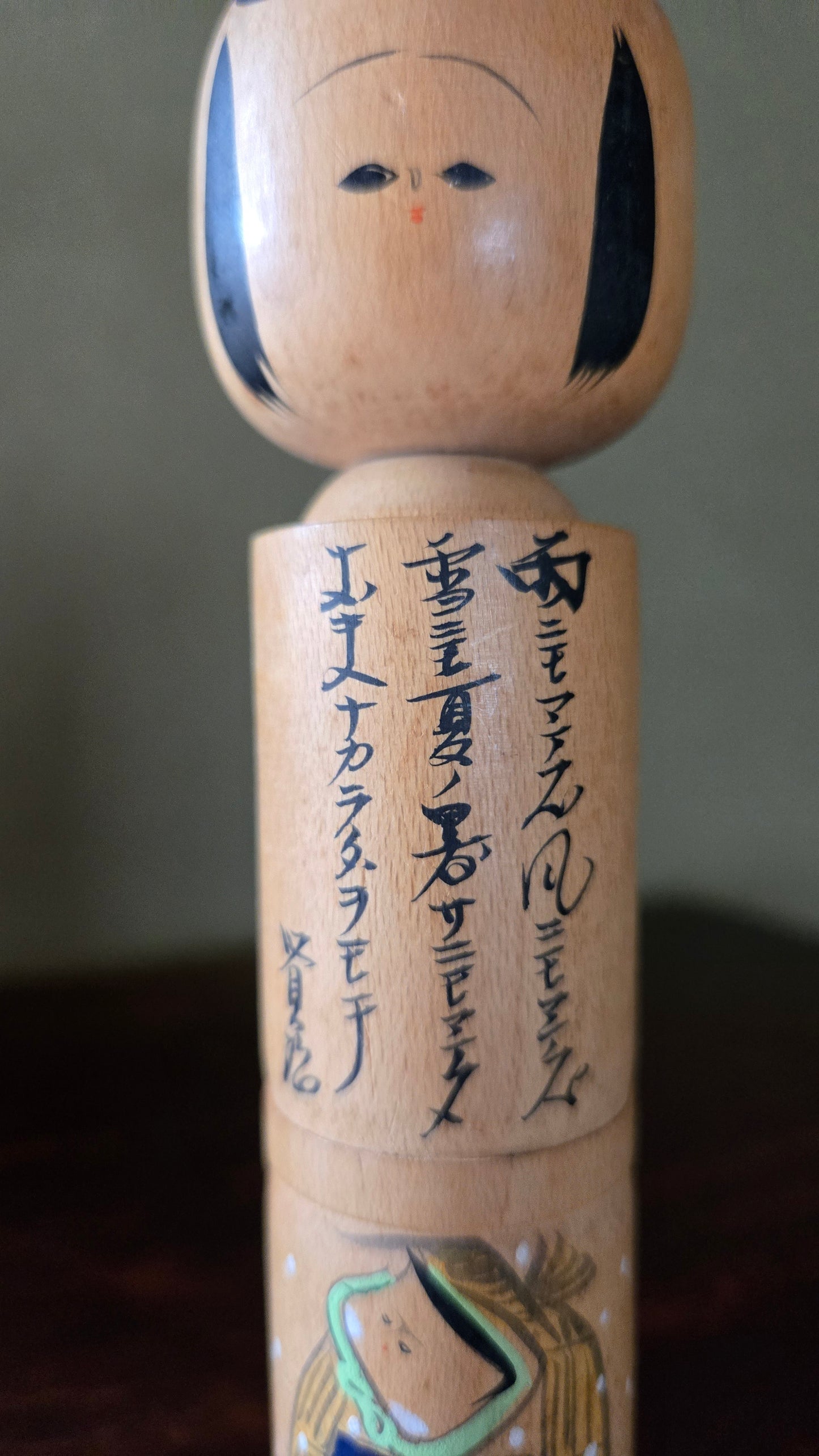 Kokeshi sōsaku 🌨️ — femme au mino dans la neige, poème calligraphié, signée Kanafuji, 14 cm
