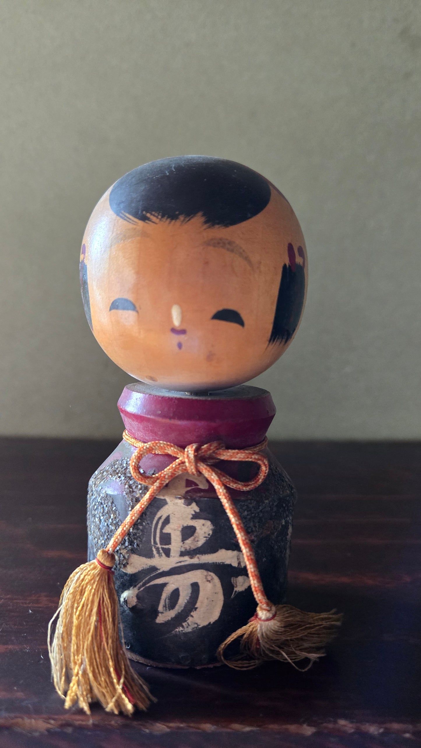 Kokeshi sōsaku 🎋 — kanji porte-bonheur, laque noire texturée & pompons dorés, 12 cm