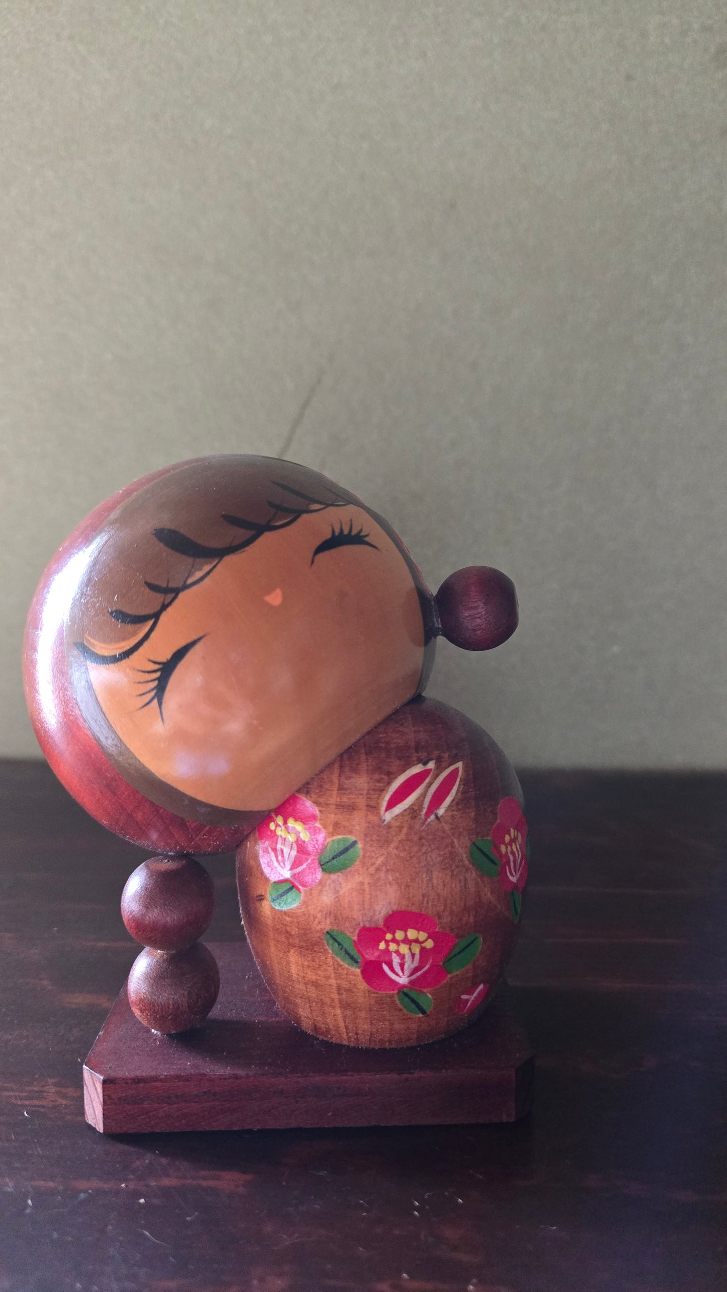 Kokeshi sōsaku 🌺 — sculpture deux sphères, camélias rouges, bois acajou laqué, 13 cm