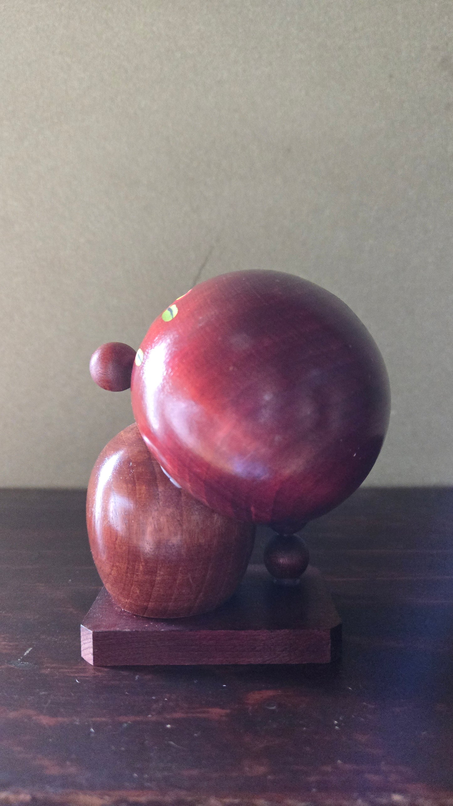 Kokeshi sōsaku 🌺 — sculpture deux sphères, camélias rouges, bois acajou laqué, 13 cm